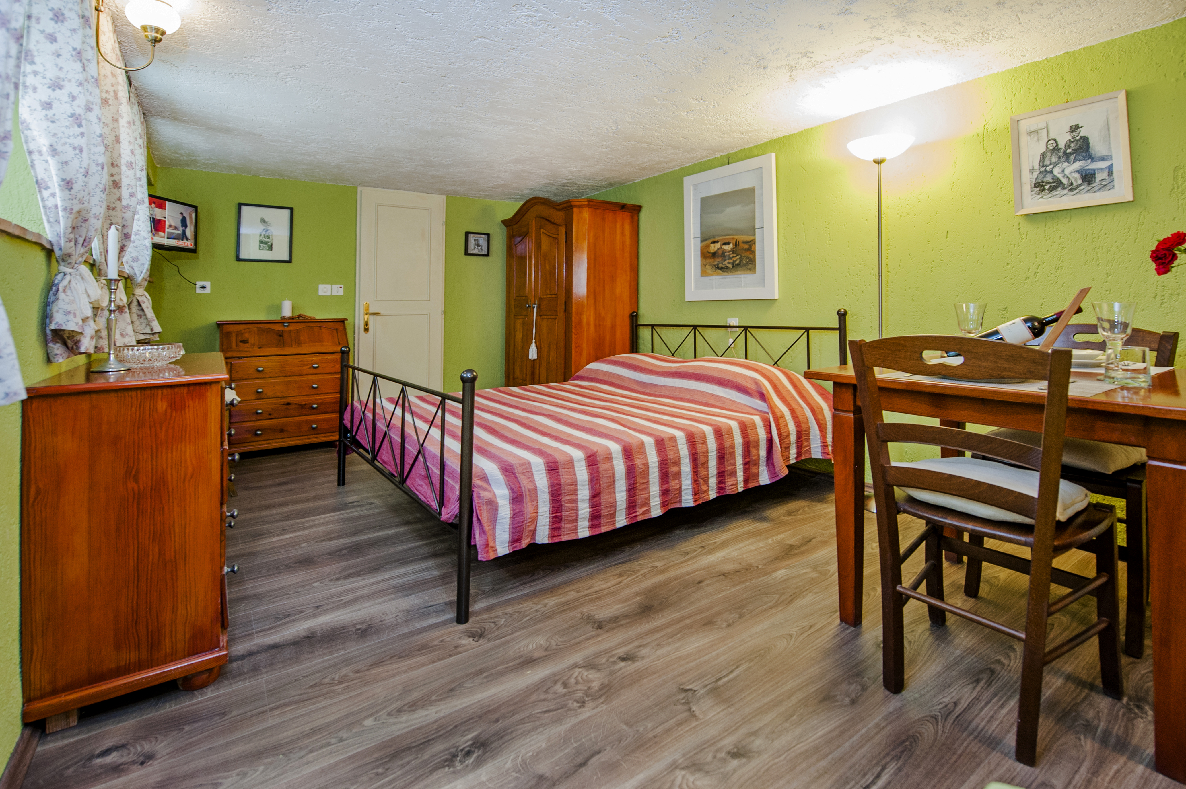 Studio – bed & table